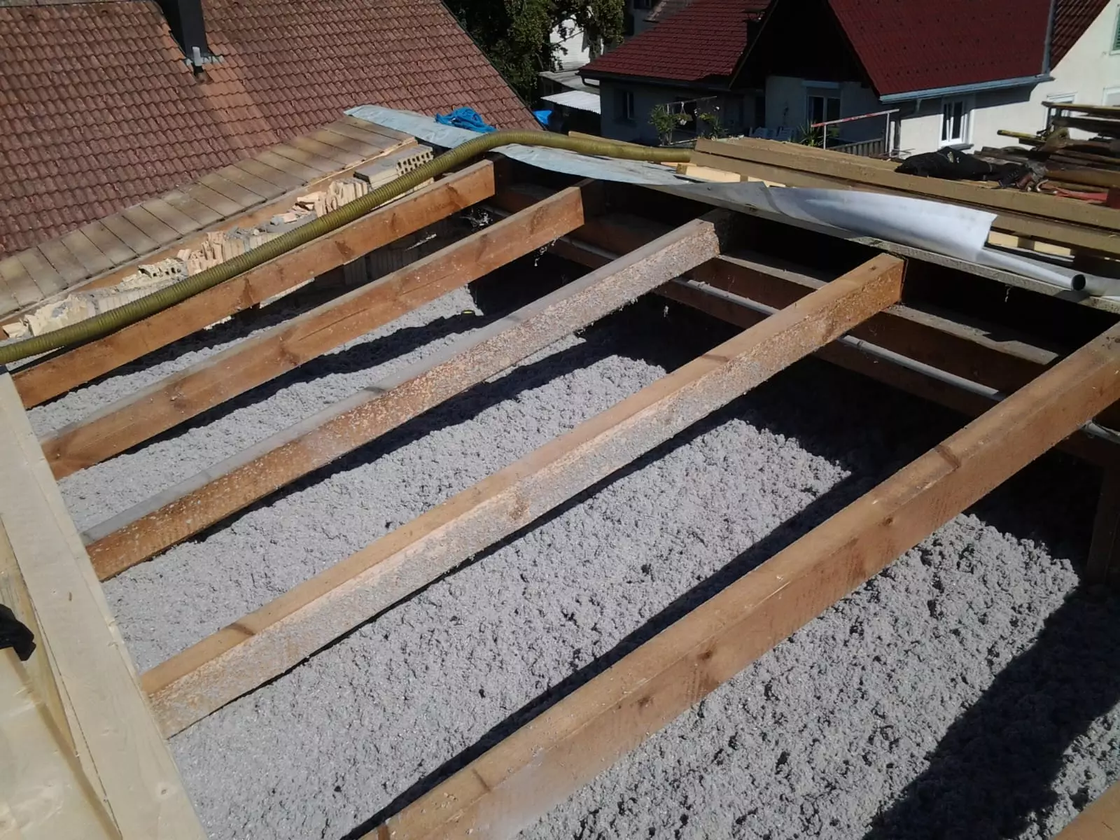 Rettis Zellulosedämmung, Zellulosedämmung, Wärmedämmung, Schalldämmung für Wohngebäude und Gewerbegebäude, Verbesserung Raumklima, senkt Energiekosten, Isocell Systemgarantie,  für private Bauherren, Sanierer, Passiv und Niedrigenergiehaus, Architekten und Planer, Fachbetrieb Lauterach, Vorarlberg, Simon Rettenbacher.