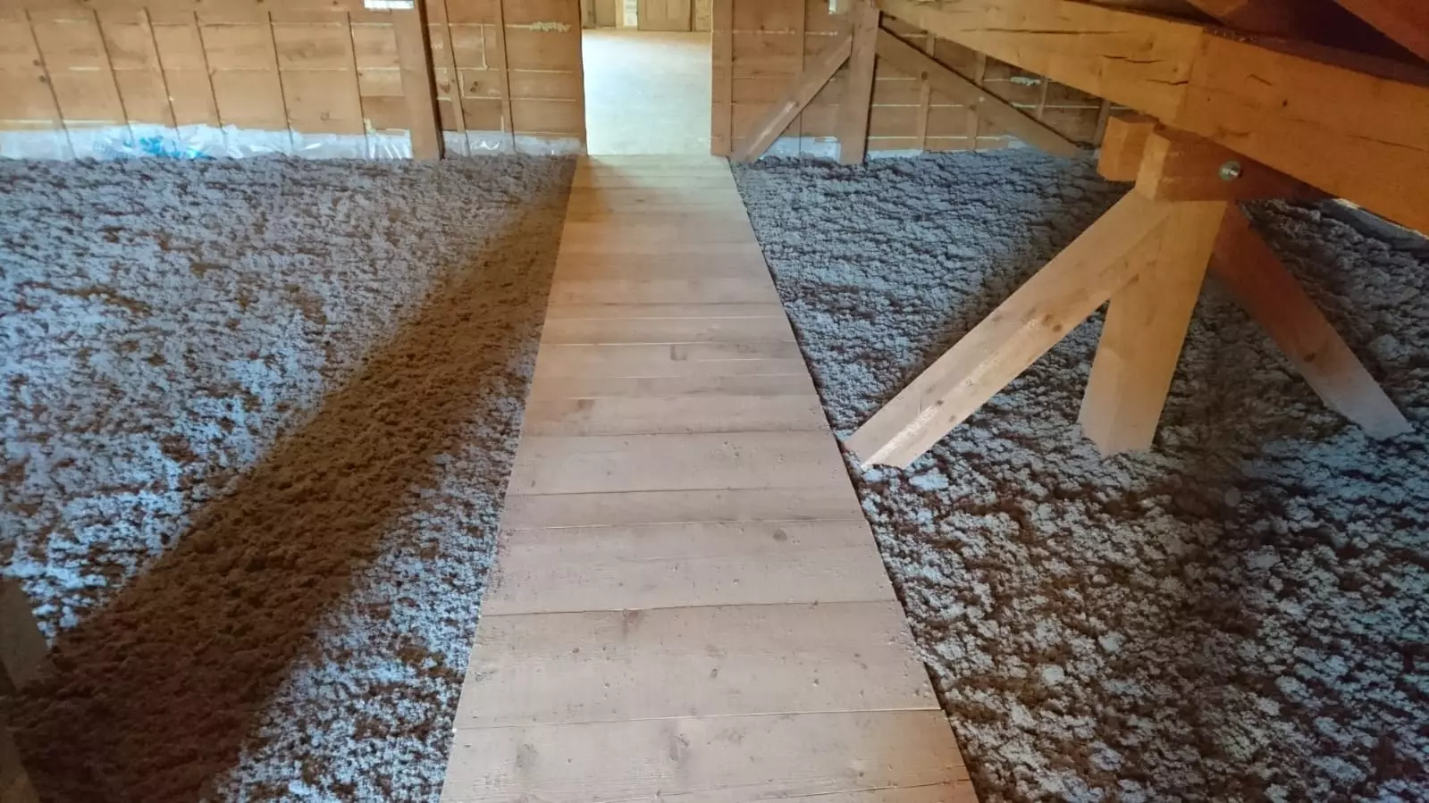 Rettis Zellulosedämmung, Zellulosedämmung, Wärmedämmung, Schalldämmung für Wohngebäude und Gewerbegebäude, Verbesserung Raumklima, senkt Energiekosten, Isocell Systemgarantie,  für private Bauherren, Sanierer, Passiv und Niedrigenergiehaus, Architekten und Planer, Fachbetrieb Lauterach, Vorarlberg, Simon Rettenbacher.