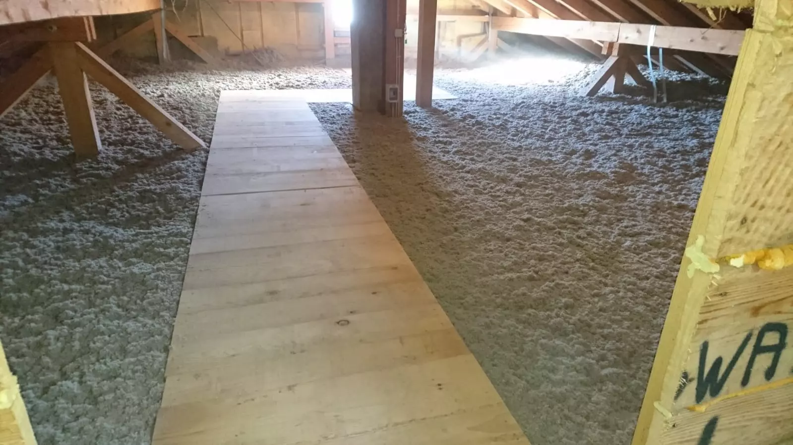 Rettis Zellulosedämmung, Zellulosedämmung, Wärmedämmung, Schalldämmung für Wohngebäude und Gewerbegebäude, Verbesserung Raumklima, senkt Energiekosten, Isocell Systemgarantie,  für private Bauherren, Sanierer, Passiv und Niedrigenergiehaus, Architekten und Planer, Fachbetrieb Lauterach, Vorarlberg, Simon Rettenbacher.