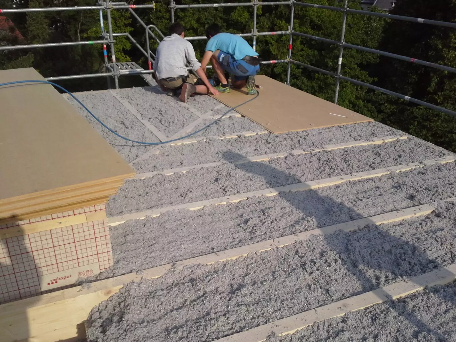 Rettis Zellulosedämmung, Zellulosedämmung, Wärmedämmung, Schalldämmung für Wohngebäude und Gewerbegebäude, Verbesserung Raumklima, senkt Energiekosten, Isocell Systemgarantie,  für private Bauherren, Sanierer, Passiv und Niedrigenergiehaus, Architekten und Planer, Fachbetrieb Lauterach, Vorarlberg, Simon Rettenbacher.